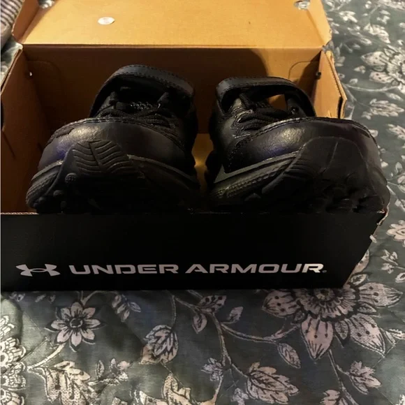 NIB Boys 2.5 Y Under Armour Black Sneakers - Picture 5 of 10
